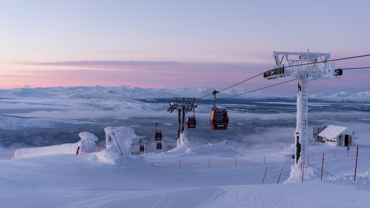 Åre - Sveriges främsta skidort Åre skidort med fjällen och liftar i bakgrunden