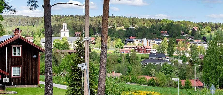 Bjursås - Idyllisk by i Dalarna Bjursås by i Dalarna med skog och röda stugor