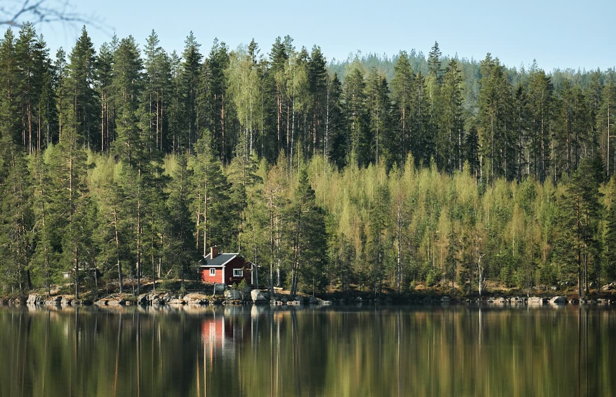 Dalarna - Hjärtat av Sverige Dalarna med röda stugor och vacker natur vid sjö