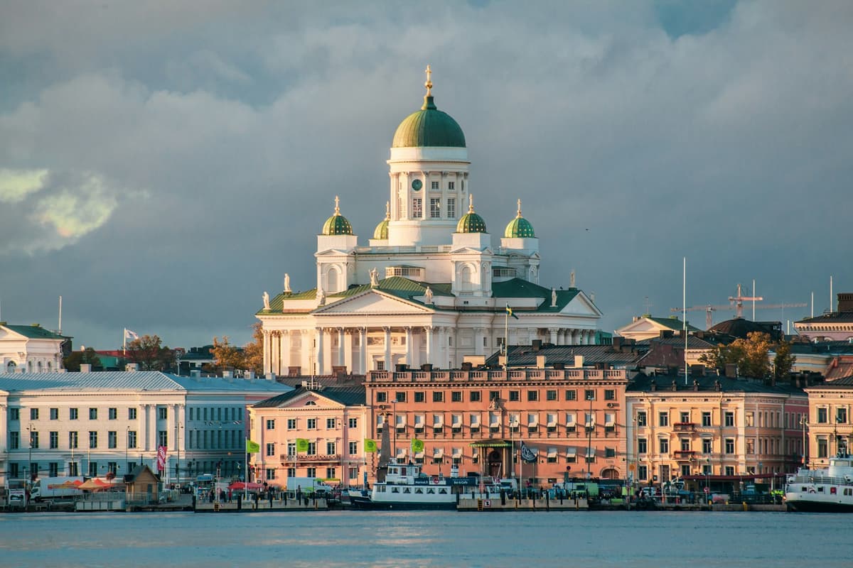 Finland - Tusen sjöars land Finsk sjölandskap med skog och timmerstuga