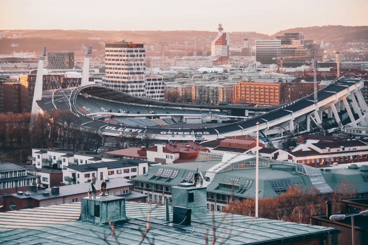Göteborg - Sveriges andra största stad Vy över Göteborg med hamnen och stadens siluett