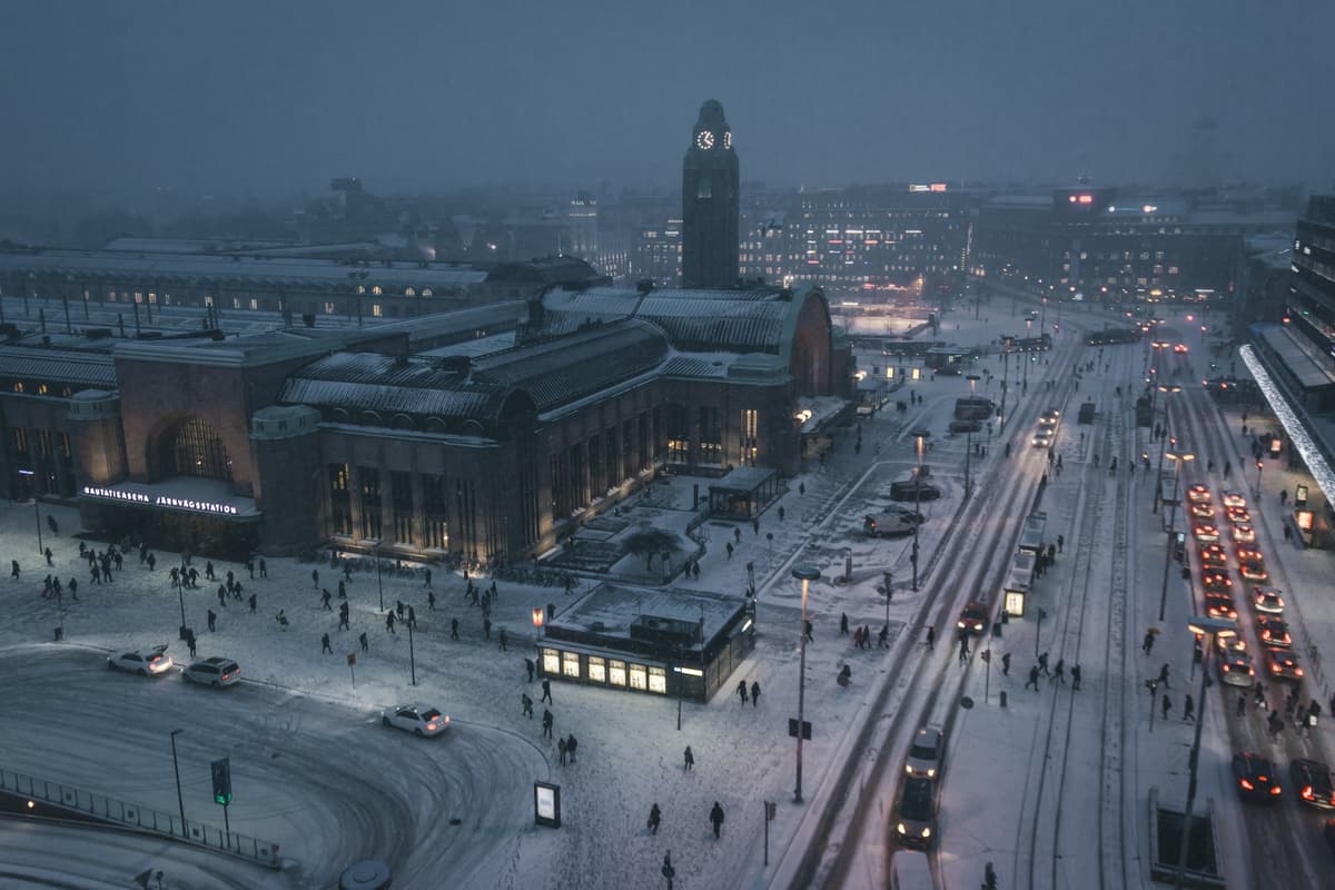 Helsingfors - Finlands huvudstad Helsingfors hamn med domkyrkan och Salutorget