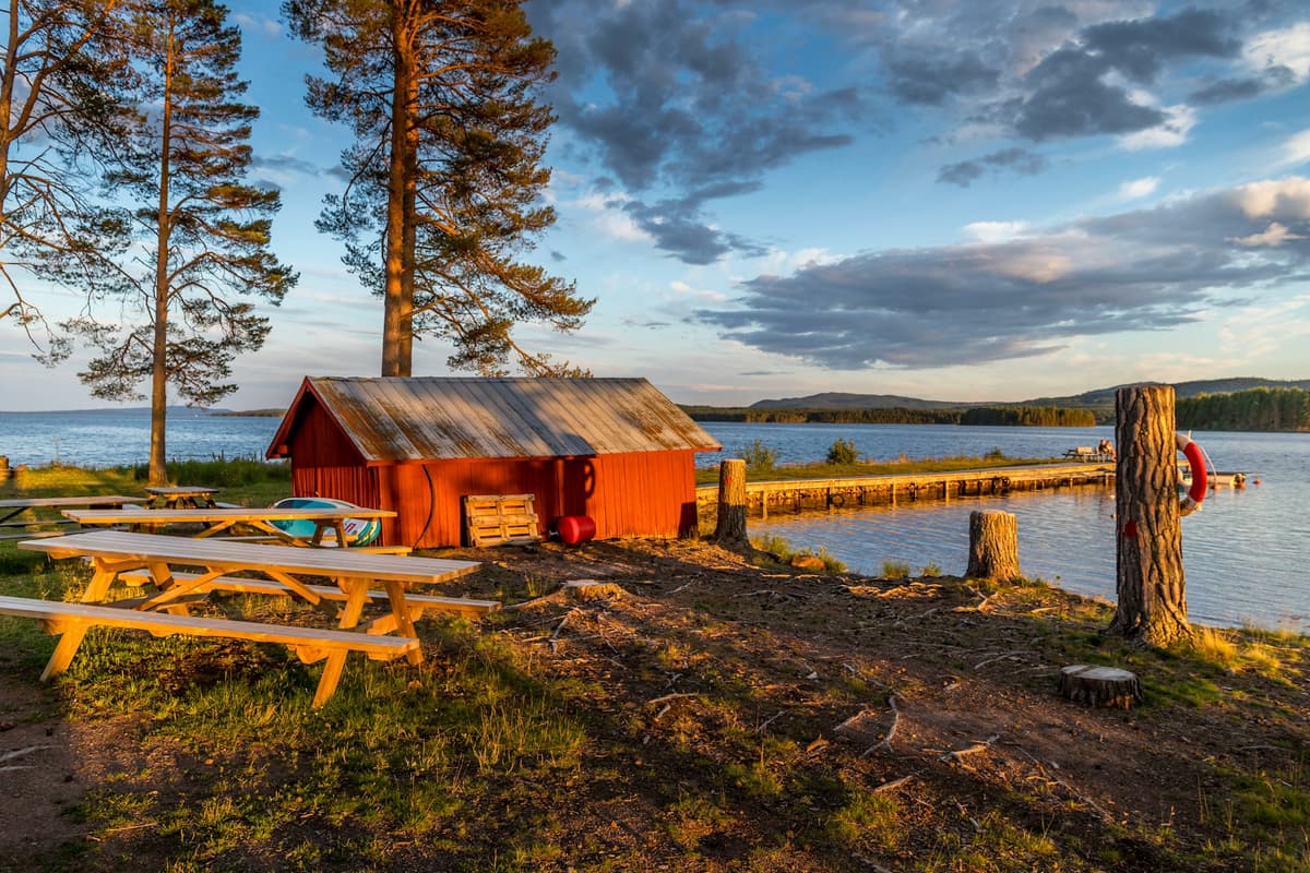 Mora - Vasaloppets målort Mora vid Siljan med dalahästar och traditionell bebyggelse